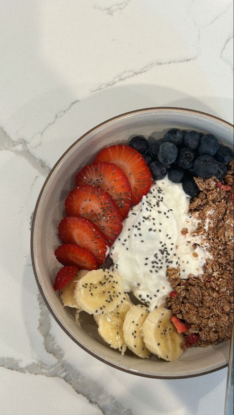 Fruit/ yoghurt bowl / breakfast ideas / granola / healthy / aesthetic Yoghurt Bowl, Strawberries Blueberries, Healthy Food Motivation, Healthy Lifestyle Food, Formda Kal, Healthy Foodie, Glowing Complexion, Breakfast Bowls, Food Obsession