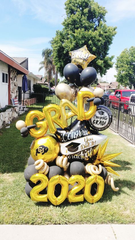 Graduation Bouquet Balloons, Graduation Balloon Decorations Outside, Graduation Balloon Arrangement, Graduation Balloon Bouquet Ideas, Balloon Bouquet Graduation, Balloon Graduation Decorations, Graduation Balloon Ideas, Graduation Arrangements, Graduation Balloon Bouquets