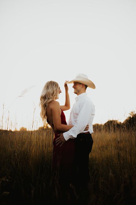 Cowboy Style Photoshoot, Wife And Husband Pictures Marriage, Pictures With Cowboy Hats, Couple Poses With Cowboy Hat, Engagement Photos With Cowboy Hat, Engagement Western Photos, Cowboy Hat Couple Pictures, Spring Engagement Photos Outfits Country, Cowboy Hat Engagement Pictures