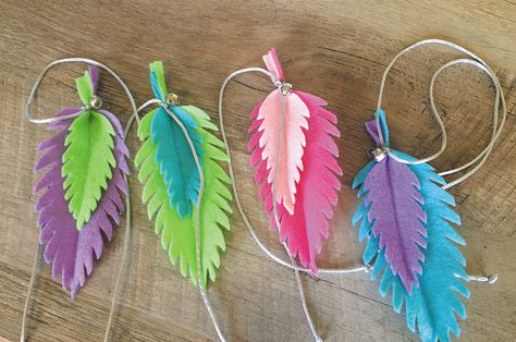 Looking for a DIY cat toy? Give these fun feather teaser toys a try. Here's everything you need to know to make these toys. Diy Feather Cat Toy, Feather Cat Toy, Diy Cat Treat Toy, Kitten Teething Toys Diy, Homemade Kitten Toys, Felt Cat Toys Free Pattern, Felt Cat Toys Diy, Cat Diy Toys, Homemade Cat Toys Diy