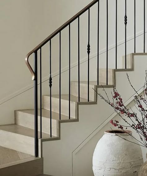 Traditional Metal Stair Railing, Traditional Iron Stair Railing, Simple Iron Stair Railing, Metal Spindles Staircase Railing Ideas, Staircase Iron Railing, Iron Staircase Railing Modern, Metal Stairs Indoor, Iron Banisters And Railings, Iron Railings Indoor