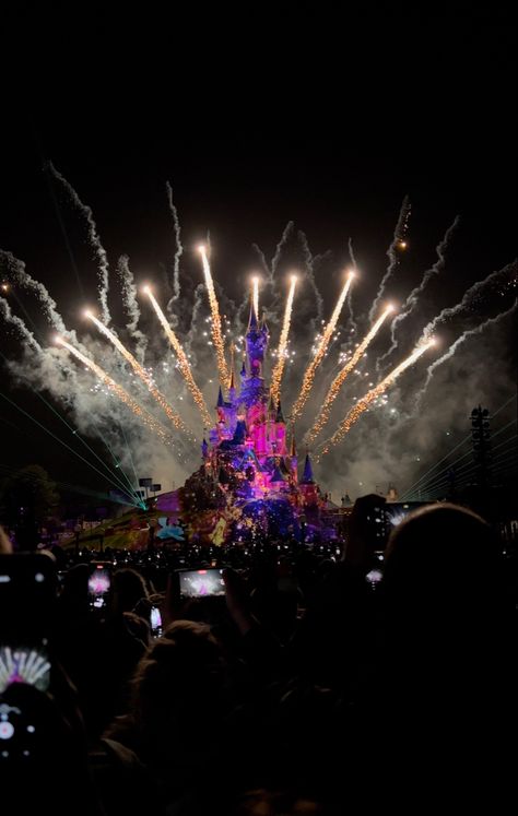 #disney #disneyland #disneylandparis #castle #fireworks Disneyland Fireworks, Dream Trips, Film Disney, Saved Pins, Amusement Parks, Happiest Place On Earth, Disney Films, Disneyland Paris, Orlando Florida