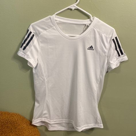 College Wear, Fits Clothes, Adidas T Shirt, Adidas White, Adidas Tops, White Adidas, Dance Outfits, Aesthetic Outfits, White Tops