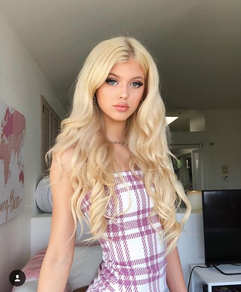 Long Leather Skirt, Loren Grey, Lauren Grey, Zodiac Aries, Loren Gray, Vogue Uk, Fashion Nova Models, Long Blonde, Blonde Bombshell