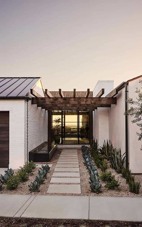 This stunning Corona Del Mar house shows off modern organic architecture Modern Organic Architecture, Modern Organic Interior Design, Brandon Architects, U Shaped Houses, Modern Ranch House, Dallas House, Organic House, Dark House, Modern Ranch