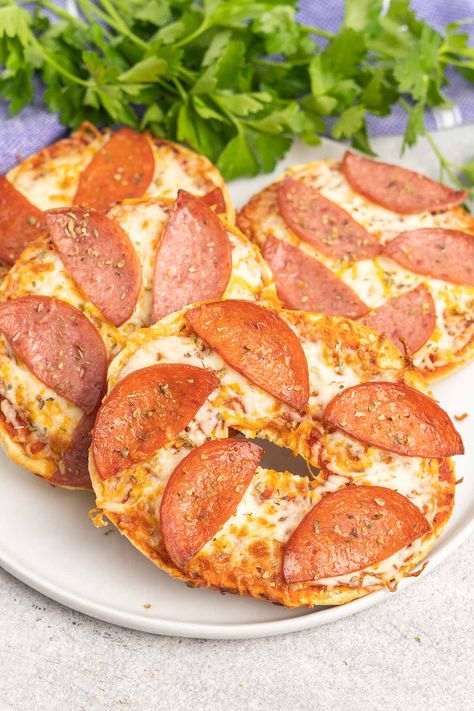 Air fryer pizza bagels are a tasty meal or snack the whole family will love. You only need a few simple ingredients to make these delicious pizzas and can top them any way you like. Air Fryer Pizza, Bagel Toppings, Mini Bagels, Bagel Bites, Hot Cheese, Pizza Bagels, Air Fryer Cooking Times, Pizza Sauce Homemade, Air Fryer Cooking