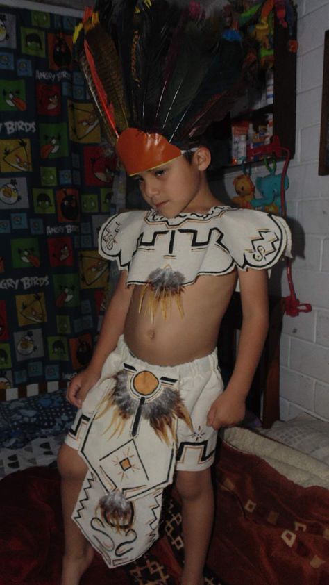 Elaborado con manta, pintura textil y plumas. Aztec Costume, Aztec Culture, Aztec Art, Creative Costumes, Feather Headband, Male Photography, History Photos, Halloween, Photography