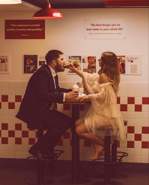 Engaged couple sharing burger in five guys fast food restaurant Engagement Photos Fast Food, Grocery Store Wedding Photos, Burger Engagement Photos, Engagement Photoshoot Restaurant, Mcdonalds Engagement Shoot, Fast Food Wedding Photos, Crazy Engagement Photos, Couple Diner Photoshoot, Retro Diner Engagement Photos