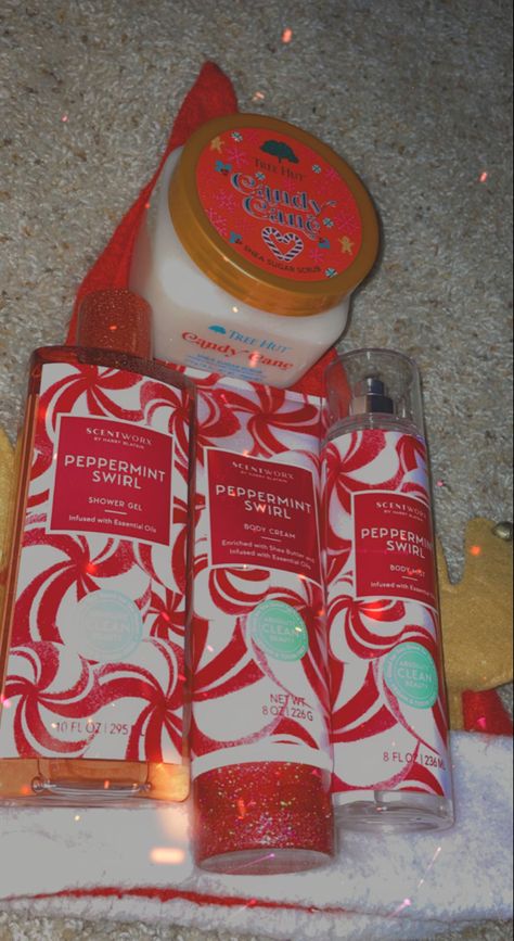 Bath And Body Works Gift Ideas Christmas, Christmas Shower Products, How To Smell Like Peppermint, Christmas Body Care, How To Smell Like Christmas, Christmas Shower Routine, Christmas Perfume, Christmas Smells, Christmas Scent