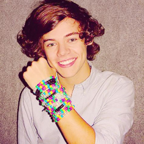 Harry and his charity bracelets Harry Styles Bracelets, Harry Styles Cardigan, Harry Styles Golden, Harry Styles Smile, Harry Styles Hot, Harry Styles Fine Line, Harry Styles Funny, Friendship Bracelets With Beads, Tattoo Bracelet