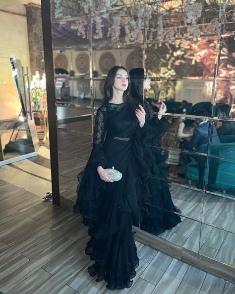 Black Sharara, Fancy Casual Outfits, Bussines Women Lifestyle, Simple Saree Designs, Simple Style Outfits, Desi Wedding Dresses, Womens Trendy Dresses, Desi Fashion Casual, Pakistani Fashion Casual