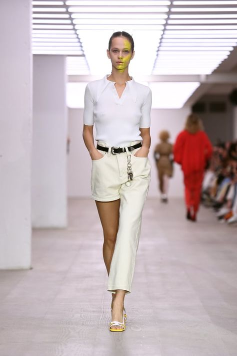 Asymmetrical Pants From the PushBUTTON Runway at London Fashion Week Crazy Runway Fashion, Pants Runway, Runway Pants, Asymmetrical Fashion, Asymmetric Pants, Runway Fashion Vintage, Runway Fashion Dresses, Vintage Runway Fashion, Runway Fashion 2020