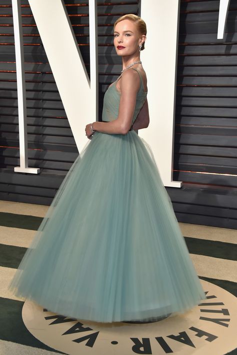 Mint Dress Makeup, Celeb Hair, Red Carpet Affair, Real Life Princesses, Berlin Fashion Week, Mint Dress, Red Carpet Gowns, Oscar Dresses, Green Gown