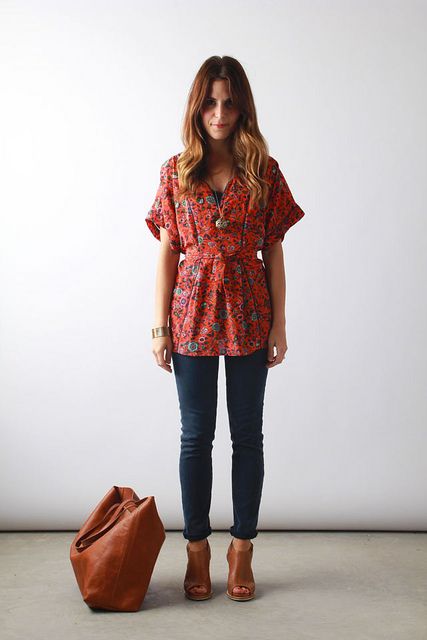 Anthropologie kimono top & AG jeans | Perpetually Chic. Kimono Work Outfit, Anthropologie Work Outfit, Artsy Chic Style, Boho Professional Style, Anthropologie Outfits, Boho Work Outfit, Tunic Tops Outfit, Comfortable Dress Pants, Anthropologie Kimono