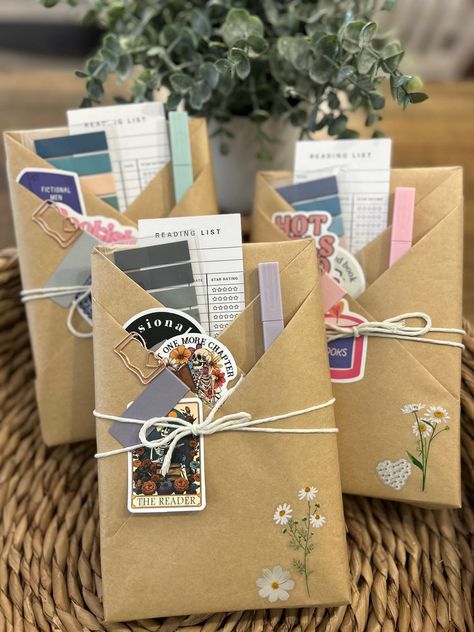 Book Gifts Aesthetic, Diy Blind Date With A Book Ideas, Blind Book Date, Blind Date With A Book Ideas Wraps, Book Packaging Ideas, Book Gift Wrapping Ideas, Blind Date With A Book Ideas, Wrapping A Book, Book Wrapping Ideas