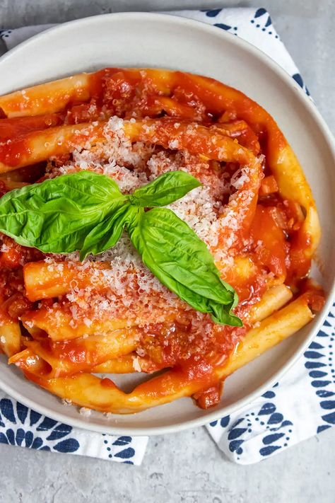 Giada Marinara Sauce Recipe, Giada Pasta, Giada De Laurentiis Recipes, Healthy Italian Recipes, Easy Marinara Sauce, Giada Recipes, Marinara Recipe, Marinara Sauce Recipe, Easy Tomato Sauce