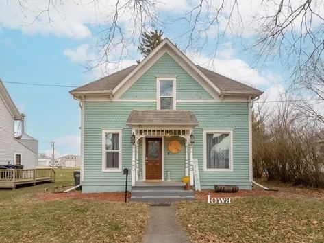 Circa 1900 Adorable Iowa Cottage Under $99K - Old Houses Under $100K Small 1900's House, 1900 House, 1900s House, 100 Year Old House, Small Town Living, Cottage Exterior, House Sitting, Exterior Ideas, Exterior House