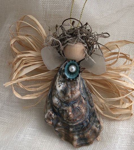 Oyster Angel, Mini Gifts, Seashell Christmas Ornaments, Oyster Shell Crafts, Shells Diy, Seashell Ornaments, Beach Ornaments, Shell Crafts Diy, Angel Crafts