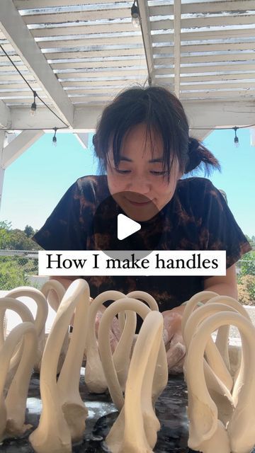 ‏‎795 likes, 27 comments - ‎‏‏‎tinynamastepottery‎‏ ב-‏‎August 5, 2024‎‏‏‎: "This is how I make my handles and mugs! 👋🏻 I think that handle making is one of the most tedious and dreaded parts of pottery for most people 😂, but let me know if you find this helpful! . . . . . #bipocceramic #potteryforall #handmadeceramics #throwlikeagirl #porcelainclay #wheelthrownpottery #contemporaryceramics #porcelain #ceramiclove #madeinaskutt #brentwheel #ihavethisthingwithceramics #ceramicshare #ce How To Make Ceramic Handles, Making Ceramic Handles, How To Make Handles Pottery, Pulled Handles Pottery, Making Handles For Pottery, Pottery Mug Handle, Pottery Mug Handles, Mug Handles Pottery, Ceramics Handles