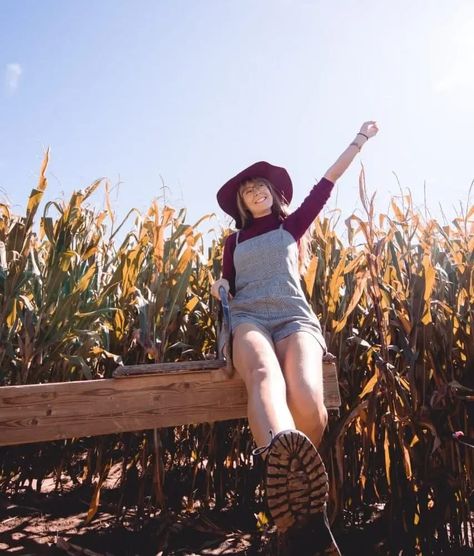 30 College Fall Date Ideas On A Budget For Students | myclickjournal Indoor Senior Pictures, Fall Photography Ideas, Fall Picture Ideas, Really Cool Backgrounds, Fall Date Ideas, Perspective Pictures, High School Graduation Pictures, Fair Theme, College Senior Pictures