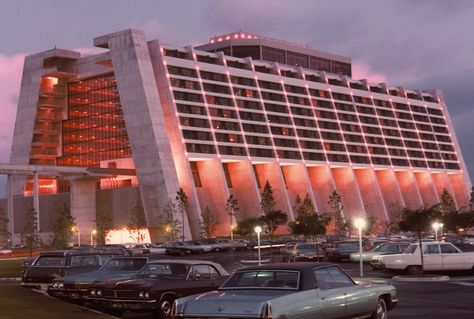 1974, 1970s - Disney World, old cars in front of the Contemporary. Disney Contemporary Resort, Brutalism Architecture, Contemporary Resort, Orlando Travel, Retro Disney, Contemporary Hotel, Disney Hotels, Disney Epcot, Living Modern