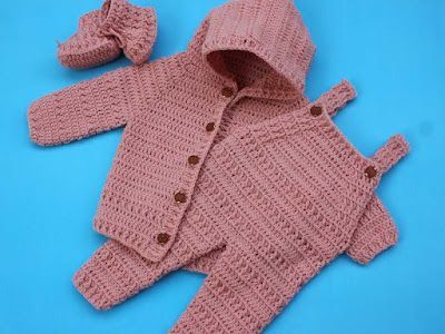 Crochet Baby Overalls, Dungarees Pattern, Romper Tutorial, Baby Winter Coats, Onesie Pattern, Winter Crochet, Crochet Romper, Crochet Baby Cardigan, Baby Overalls