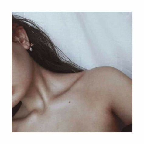 Aesthetic Collar Bone Picture, Collar Bone Women, Hicks On Neck, Bra Photos, Neck Bones, Nightclub Aesthetic, Self Portrait Poses, Healthy Skin Tips, Best Poses For Pictures