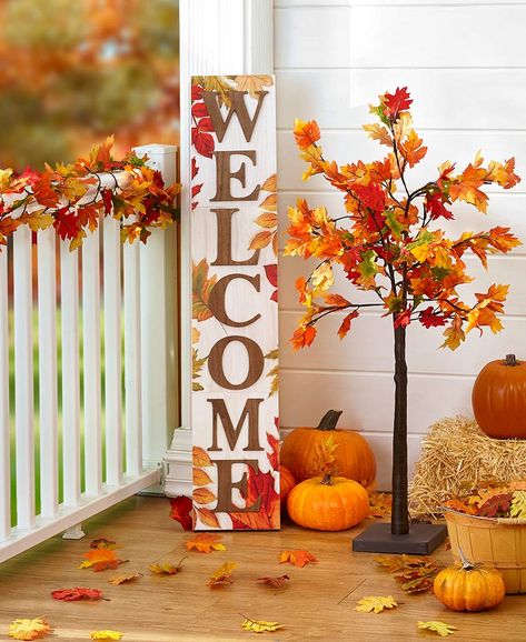 Fall Lamp Post Decor, Fall Decor Ideas For Outside, Fall Craft Ideas For The Home, Diy Front Porch Decor, Thanksgiving Ideas Decorating, Outdoor Fall Decor Porch, Fall Decor Outside, Indoor Fall Decor Ideas, Lighted Garland