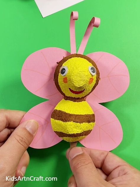 Recycled Egg Cartoon Bee Craft Tutorial For Kids Check more at https://www.kidsartncraft.com/egg-cartoon-bee-craft-tutorial/ Egg Cartoon, Bee Craft, Cartoon Bee, Bee Crafts, Craft Tutorial, Kids Art, Arts And Crafts For Kids, Art Craft, Cartoon Drawings