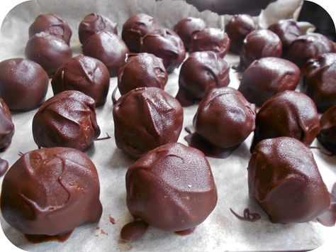 The Procrastobaker: Rum, Baileys and Kahlua Truffles...boozy balls! Boozy Balls, Kahlua Truffles, Alcoholic Treats, Chinese Wisdom, Boozy Chocolate, Candy Truffles, Boozy Desserts, Christmas Cooking, Alcohol Recipes