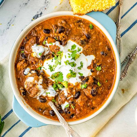 Black Bean and Pork Chili Pork And Black Bean Chili, Pork And Black Beans Recipe, Ground Pork Chili, Summer Dinner Recipes Grill, Chili Recipe With Black Beans, Classic Chili Recipe, Crockpot Pork Loin, Pork Chili, Favorite Chili Recipe