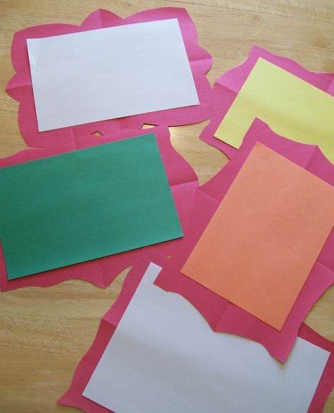 Symmetrical paper frames for children's art...fold construction paper in fourths and cut a fancy edge. Paper Picture Frames, Paper Projects Diy, 3rd Grade Art, Elementary Art Projects, Homeschool Art, Children's Art, Construction Paper, Preschool Art, Paper Frames