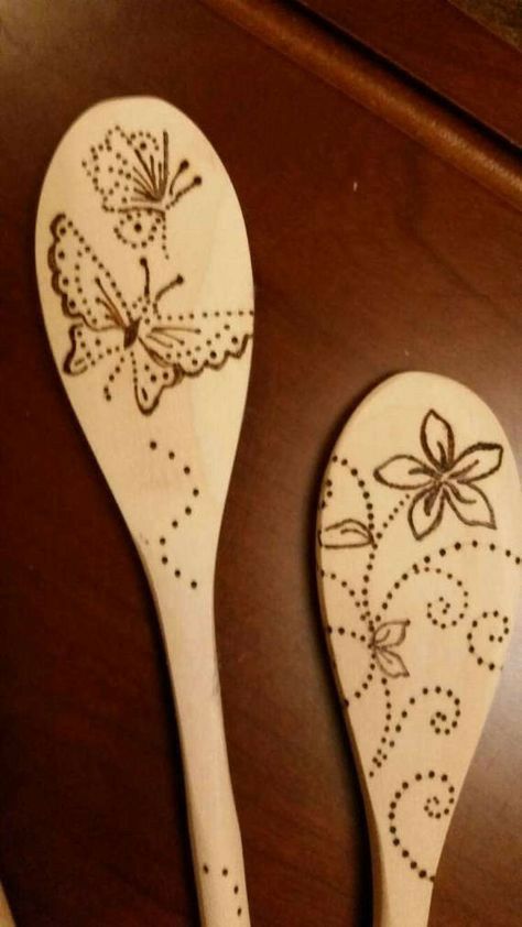 Bee Pyrography, Wood Burned Spoons, Wood Burn Spoons, Woodburning Ideas, Wood Burning Patterns Stencil, Bee Artwork, Wood Burning Techniques, Wood Burn Designs, Spoon Crafts