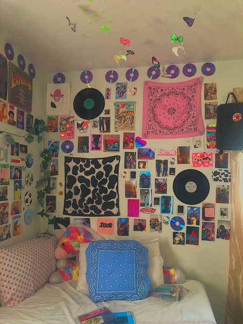 Indie Kid Room, Indie Room Inspo, Indie Rooms, Indie Room Ideas, Indie Bedroom, Chill Room, Neon Room, Retro Room, Indie Room Decor