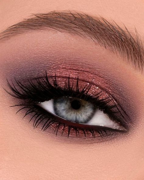 Makeup For Purple Dress, Grunge Eyeshadow, Eyeshadow And Eyeliner, Eyeliner Ideas, Preppy Makeup, Smoky Eyeshadow, Prom Makeup Looks, Halloween Eye Makeup, Eye Makeup Techniques