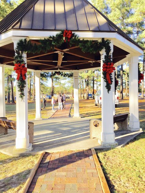 Christmas Decor Ideas For Gazebo, Decorating Gazebo For Christmas, Christmas Gazebo Ideas, Christmas Gazebo Decor, Gazebo Christmas Decorating Ideas, Christmas Pergola, Christmas Gazebo, Gazebo Decorations, Rec Center