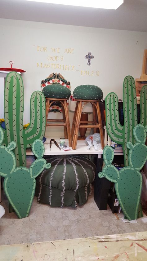 Chili Booth Themes, Diy Cardboard Cactus, Kaktus Aesthetic, Cactus Prop, Vbs Decorating Ideas, Monumental Vbs, Cowboy Theme Party, Cactus Craft, Wild West Theme