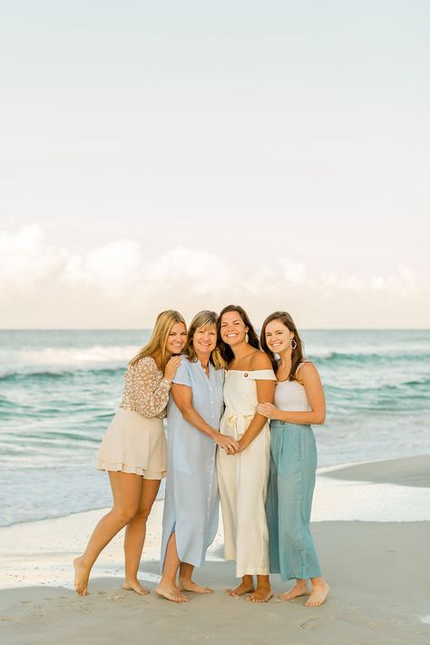 Girlfriend Beach Photos, Sister Beach Pictures Poses, Beach Family Photos Older Siblings, Beach Poses With Family, Older Family Beach Photos, Sisters Beach Pictures, Family Beach Pictures With Teenagers, Family Beach Pictures Poses Group Shots, Sisters Beach Photoshoot