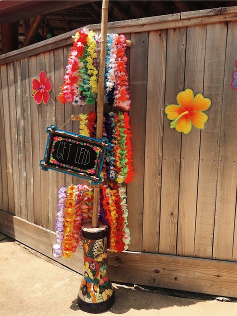 Cute Pool Party Decorations, 30th Birthday Hawaiian Theme, Hawaiian Themed 21st Birthday, Backyard Luau Party Ideas Diy, Hawaii Prom Theme, Tropical Hoco Theme, 18th Summer Birthday Party Ideas, Hula Party Ideas, Hawaiian Theme Party Decorations Outdoor