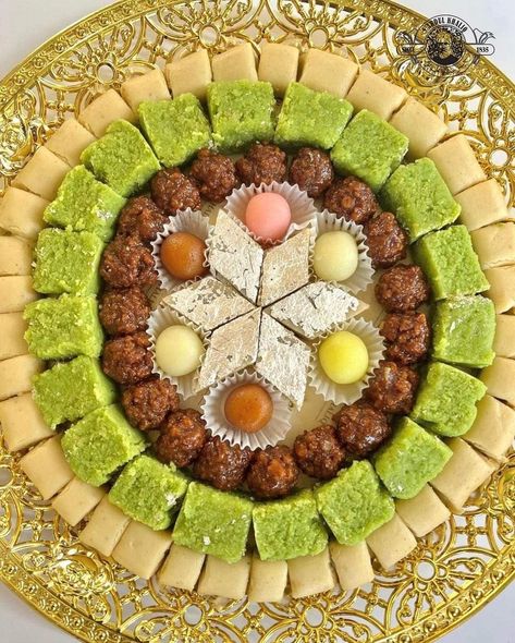 Wedding Gift Hampers, Wedding Platters, Thali Decoration, Pakistani Recipes, Dinner Decor, Wedding Sweets, Wedding Planning Decor, Diwali Decor, Wedding Dessert Table