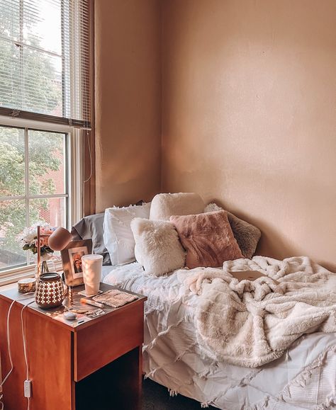 Thanks to the warm tones and snuggly textures, this adorable bedroom looks like the ideal place to curl up for a post-Thanksgiving duvet day �☁️ via https://www.instagram.com/ashton_reads/ Small Bedroom Solutions, Cozy Dorm Room Ideas, Minimalist Bedroom Cozy, Clean Room Aesthetic, Beautiful Bedroom Inspiration, Bedroom Solutions, Dream Home Office, Cozy Dorm, Small Bedroom Layout