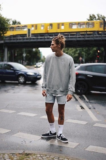 Imgur: The magic of the Internet Denim Shorts Outfit, Urban Outfitters Shorts, Hipster Man, Hipster Mens Fashion, Nike Sweatshirts, Men Street, Sneakers Men Fashion, Mens Fashion Summer, Mens Fashion Trends