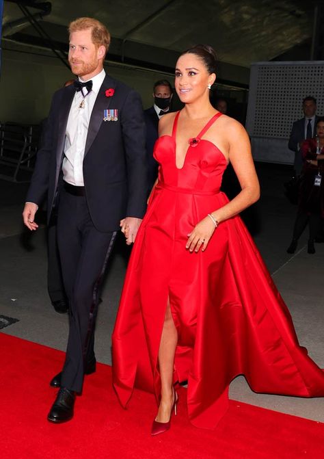 Los zapatos rojos de Meghan Markle ahora cuestan un 60% menos - Foto 1 Meghan Markle Dress, Charlene Von Monaco, Carolina Herrera Gown, Meghan Markle Photos, Prince Harry Et Meghan, Valentino Gowns, Balmain Dress, Prinz Harry, Dress 2024