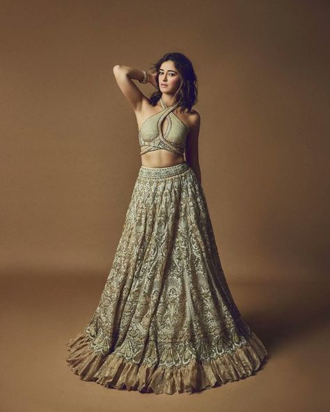 Twitter Ananya Pandey Lehenga, Ananya Pandey Instagram, Indian Bridesmaids Outfits Ideas, Indian Bridesmaid Outfit, Bridesmaid Outfit Ideas, Indian Bridesmaids Outfits, Indian Bridesmaid Dresses, Bridesmaid Lehenga, Ananya Pandey