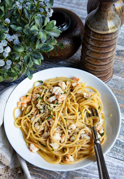 I first tasted this pasta many years ago while living in Italy, while we were on vacation on the coast. Simple, yet delicious! Coastal Italian Food, Coastal Italian, Pasta Appetizers, Pasta With Garlic, Shell Fish, Seafood Pasta Recipes, Quick Dinners, Garlic Pasta, Recipes Pasta