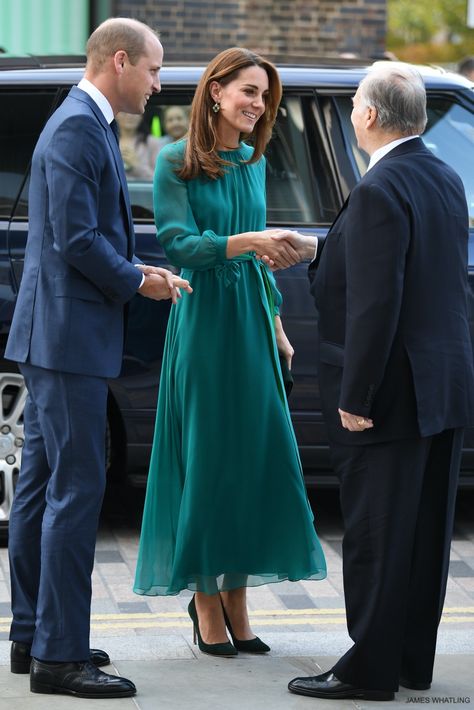 Kate Middleton's outfit meeting the Aga Khan, teal maxi dress by Aross Girl Infanta Sofia Of Spain, Romantic Couple Photo, Princess Leonor And Infanta Sofia, Sofia Of Spain, Teal Maxi Dress, Aga Khan, Princesa Kate Middleton, Kate Middleton Outfits, Romantic Photos Couples