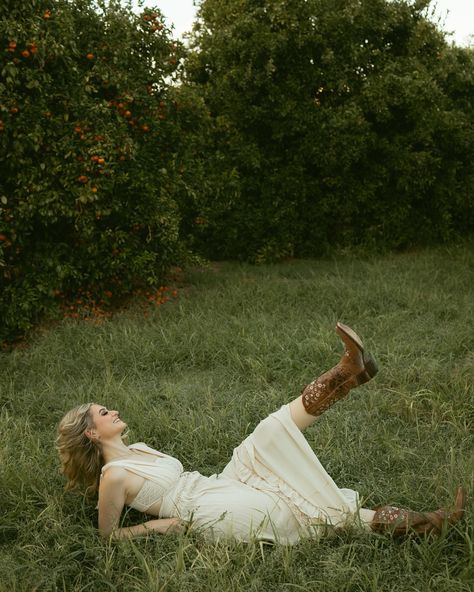 Running around the farm 🐐🌾🌻 Fall Farm Photoshoot, Farm Woman, Farm Photoshoot, Sweet Carolina, Farm Women, Fall Shoot, Girl Reading Book, Vintage Photoshoot, Girl Reading