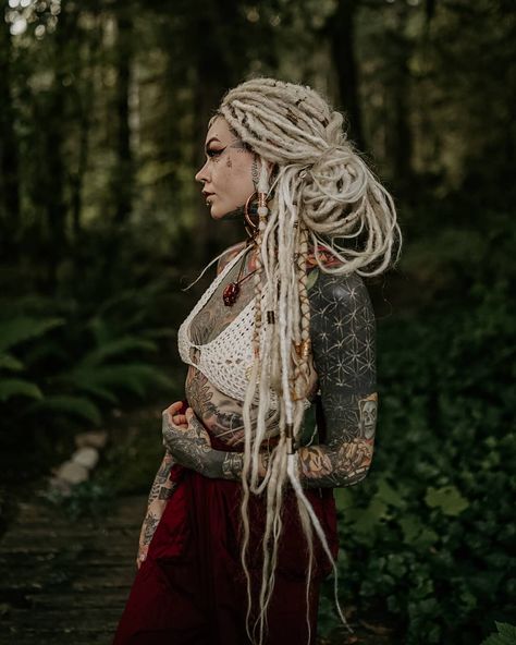 White Girl Dreads, Viking Queen, Dreadlocks Girl, Blonde Dreadlocks, Types Of Hair Color, Blonde Dreads, Light Pink Hair, Crochet Dreads, Dreads Girl