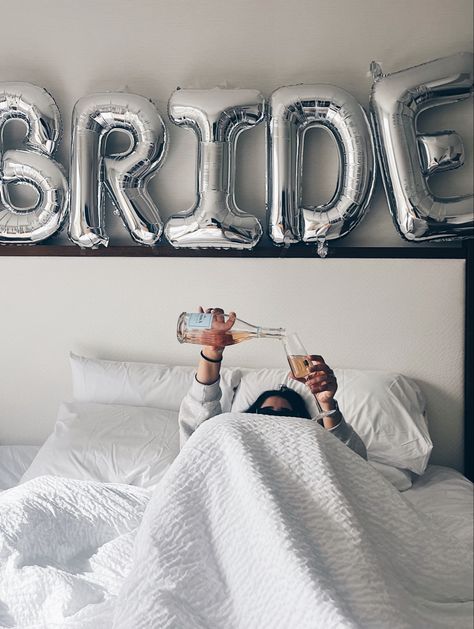 Bride Balloons Above Bed, Bride Bachelorette Photoshoot, Bride Bed Bachelorette, Bride Balloons Bachelorette Parties, Bride Balloon Decoration, Bachelorette Hotel Decor, Bachelorette Bride Room Decor, Bachelorette Bedroom Decor, Bride On Bachelorette Party