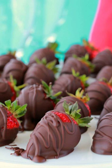 The most delicious vegan chocolate covered strawberries. This romantic dessert is wonderfully flavorful with the perfect contrast between juicy strawberries and rich chocolate! #vegan #vegandessert #veganvalentines #dairyfree | lovingitvegan.com Making Chocolate Covered Strawberries, Housewarming Food, Coconut Hot Chocolate, Romantic Desserts, Covered Pretzels, Chocolate Dipped Strawberries, Strawberry Dip, Covered Strawberries, Chocolate Covered Strawberries